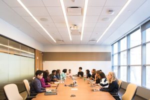 Guida per Creare un Ambiente di Lavoro Stimolante con la Giusta Illuminazione
